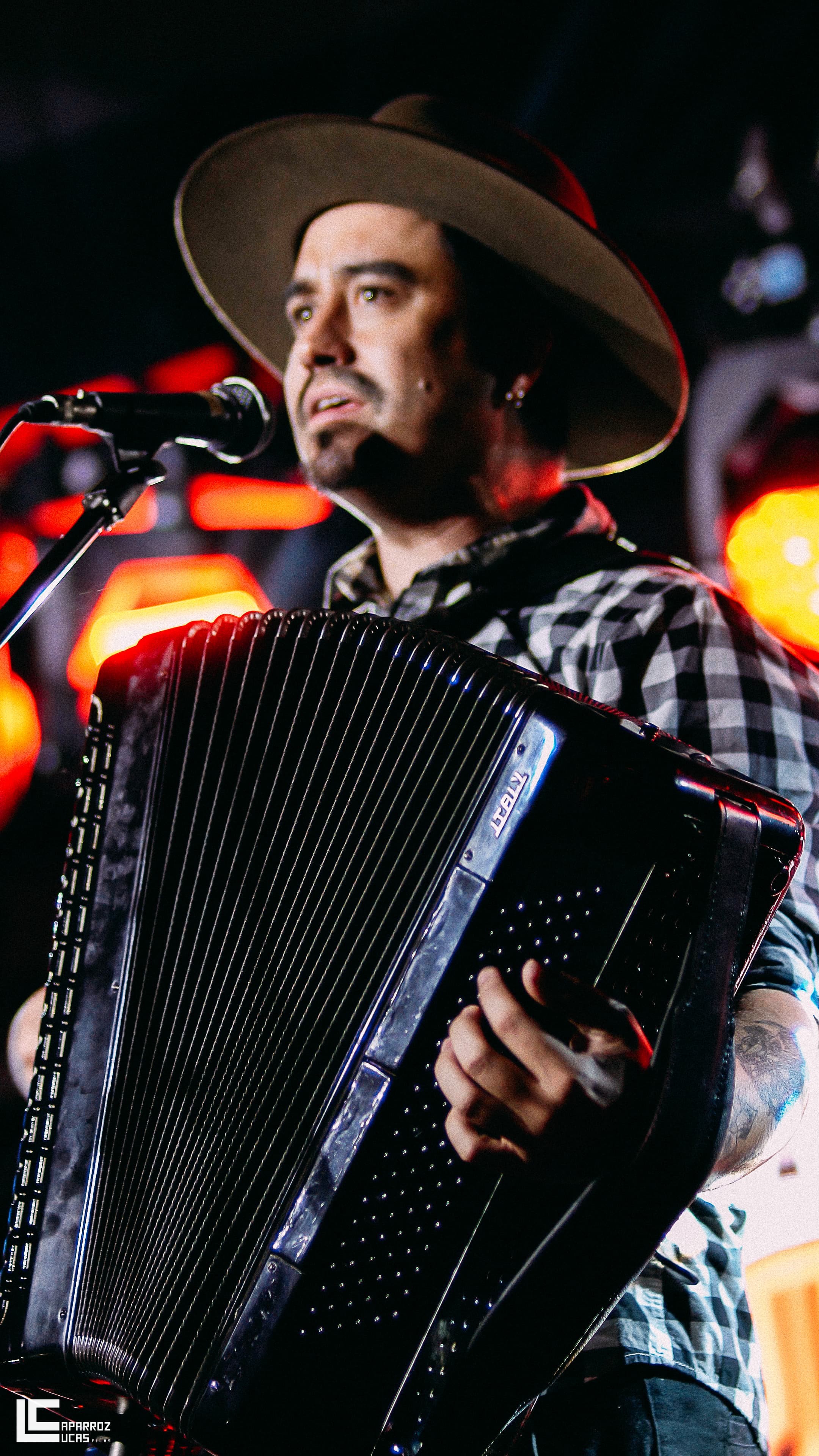 Guilherme cantando em um dos primeiros shows da banda
