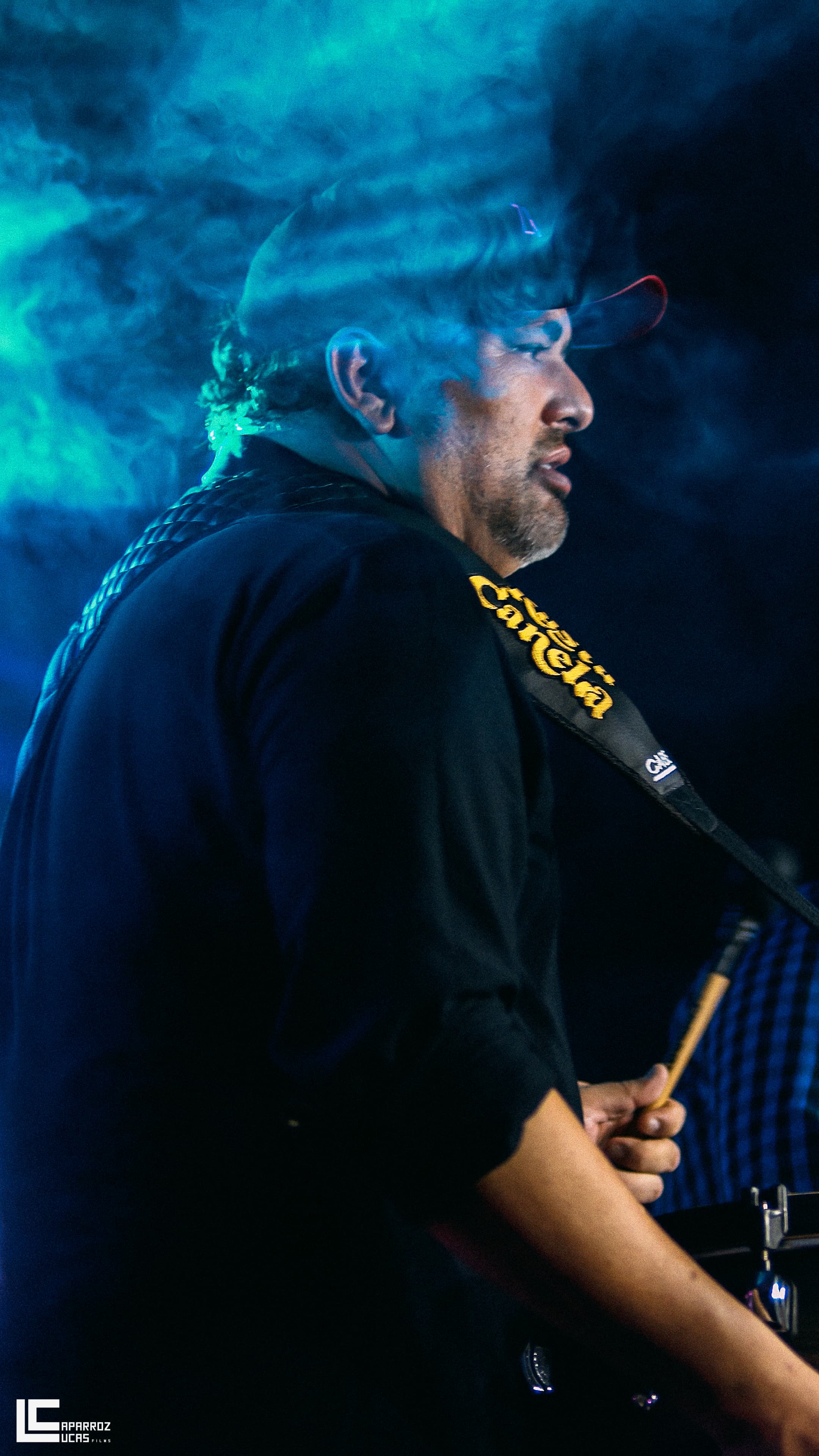 Rafael tocando triângulo